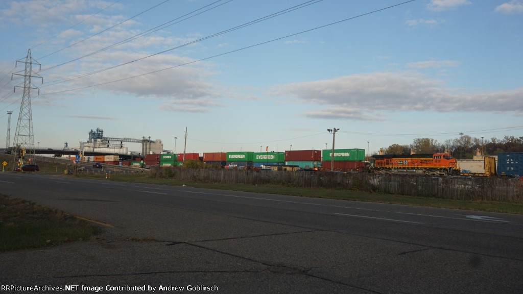 BNSF 5828 SPACLPC Intermodal Train